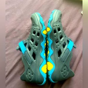 Big boys size 6 Merrell Water Shoes